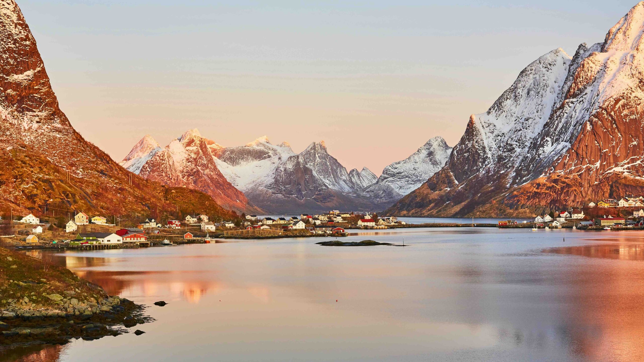 kayaking-in-lofoten-norway-winter-scaled
