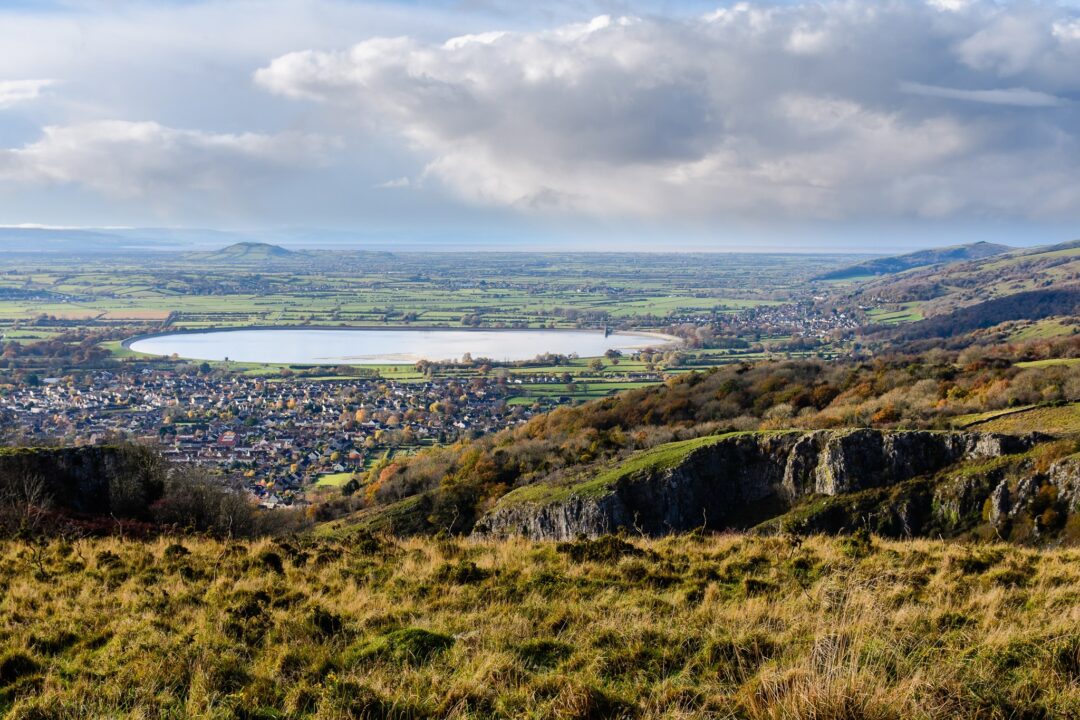 View over rolling hills, river valley and townscape, suitable for hikes near Bristol reachable by train